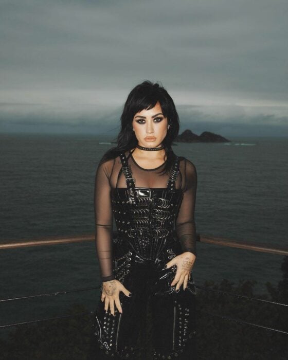 imagen de Demi Lovato posando en un barco navegando en el mar 