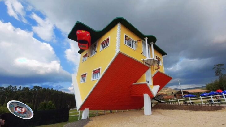 Casa amarilla con rojo diseñada de cabeza