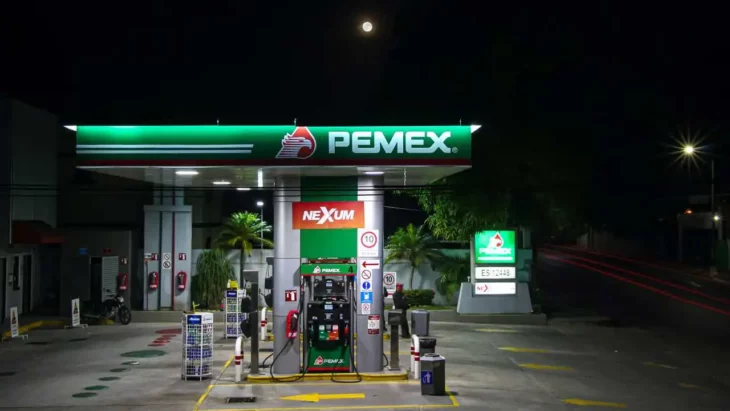 gasolinera pemex de noche