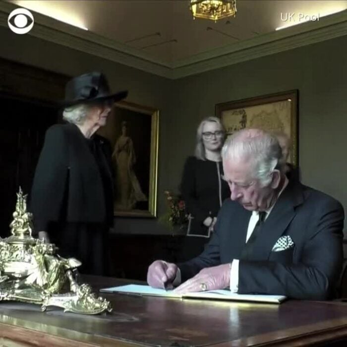 Rey Carlos III firmando el libro de visitas del Castillo Hillsborough, cerca de Belfast