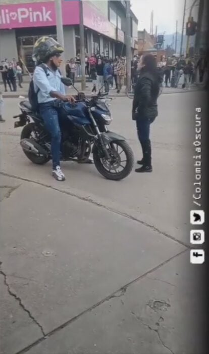 captura de pantalla de un video en el que una mujer encontró a su esposo con una amante en la calle 