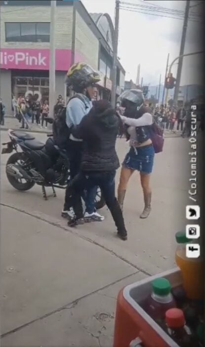 captura de pantalla de una mujer que cachó a su esposo con su amante en Bogotá 