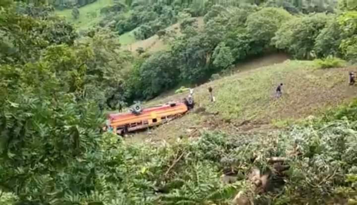 Esquipo de futbol sobrevive a la caída de su autobús en un abismo