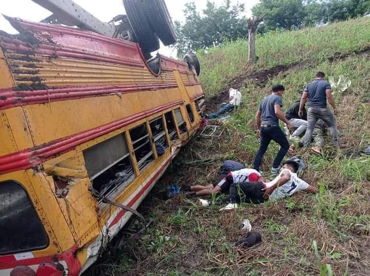 Esquipo de futbol sobrevive a la caída de su autobús en un abismo