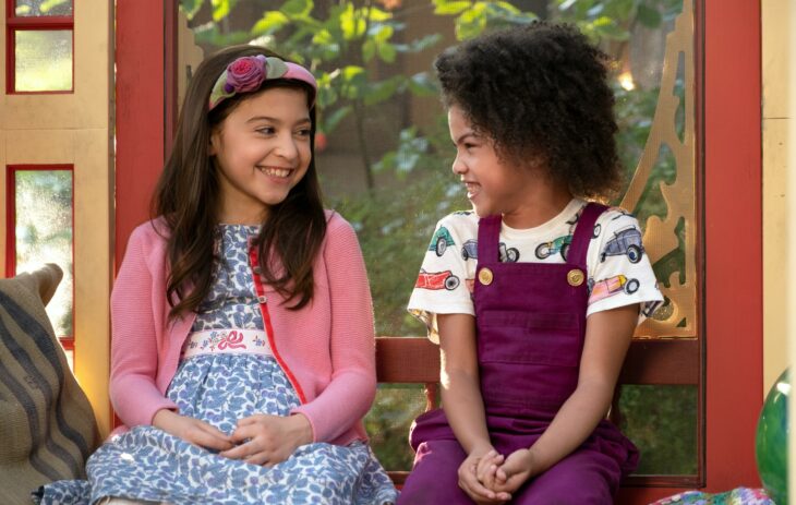 escena de las niñas actrices que protagonizan la película Ivy + Bean