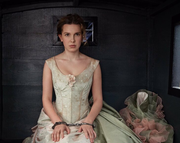 foto de la actriz Millie Bobby Brown en su personaje de Enola Holmes en la segunda parte de su película 