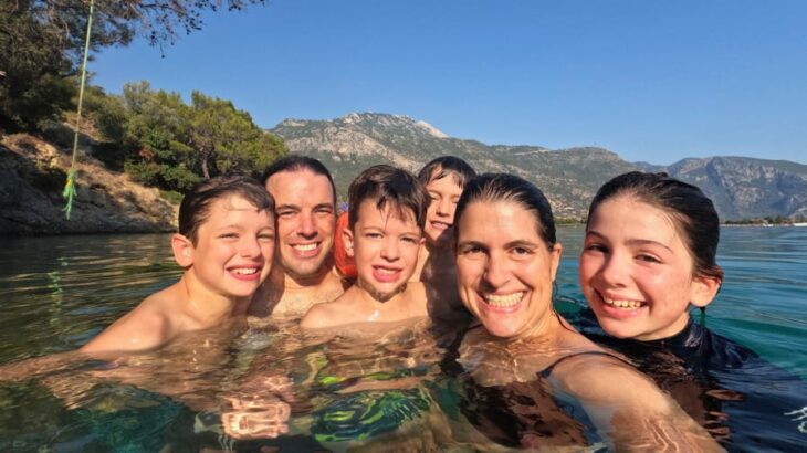 selfie de una familia que viaja por el mundo antes de que sus hijos se queden ciegos 