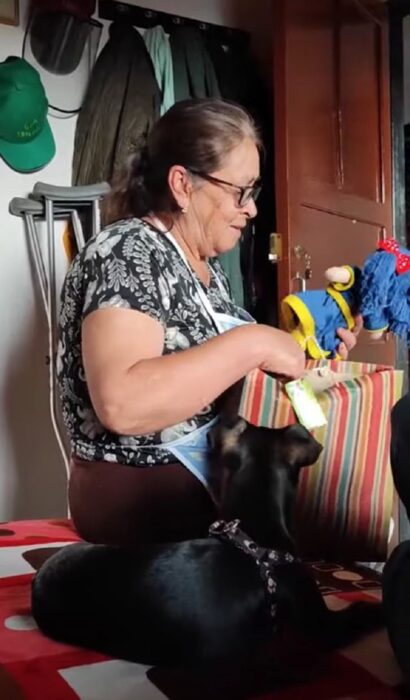 señora abriendo un regalo