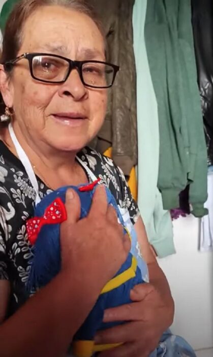 señora con una muñeca