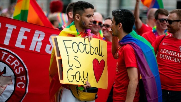 Aficionados de fútbol con banderas del orgullo gay 