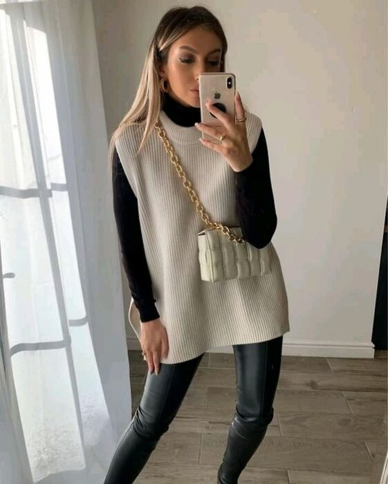 chaleco beige con jeans de cuero ;Ideas para usar chalequitos y no parecer abuelito