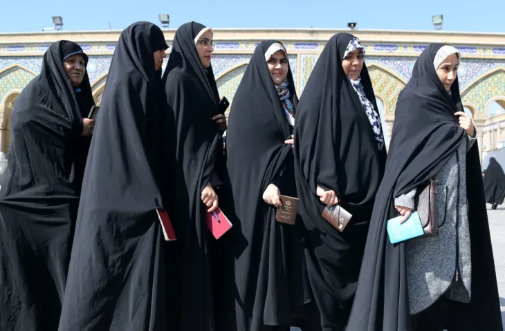 Mujeres en Irán usando burka