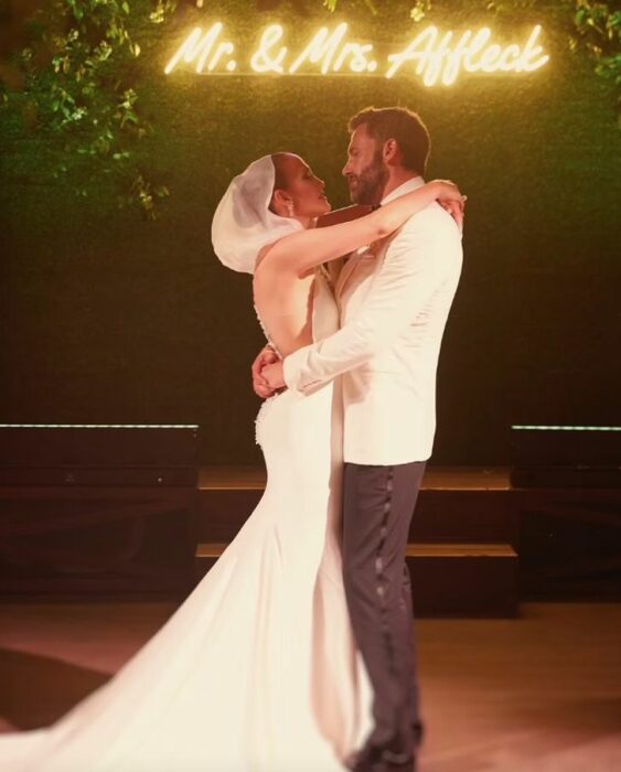 Jennifer Lopez revela el álbum de fotos de su boda con Ben Affleck