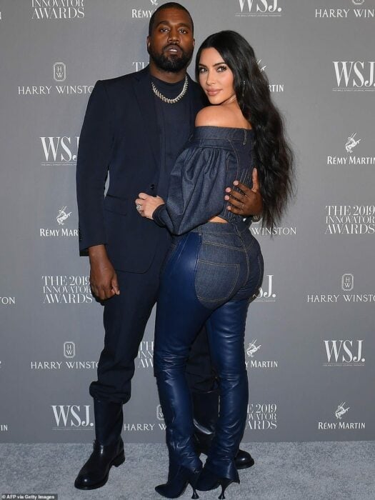 Kanye West abrazado de Kim Kardashian 