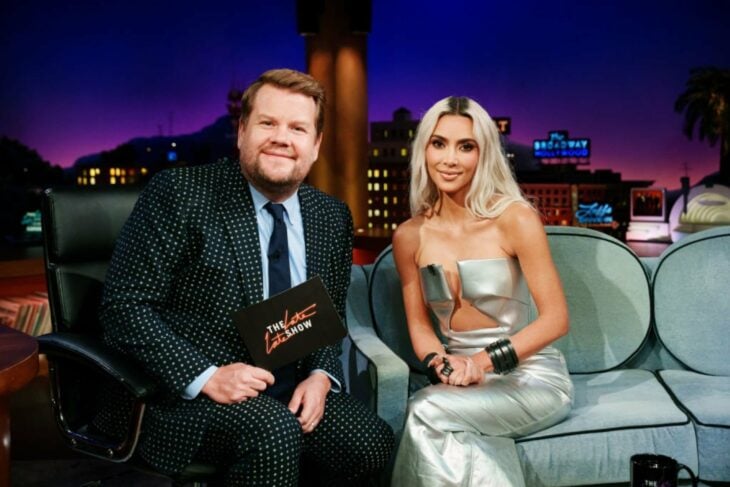 Kim Kardashian en el programa junto a James Corden 