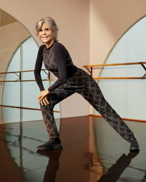 Actriz estadounidense Jane Fonda haciendo ejercicios de estiramiento