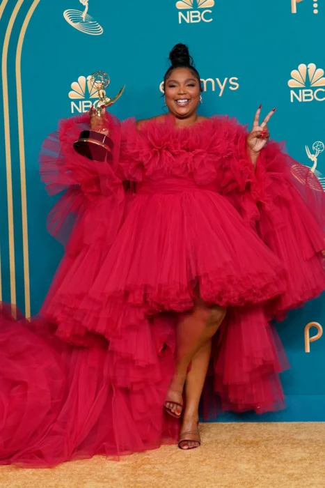 Lizzo; Los mejores looks de alfombra roja en los premios Emmy 2022 