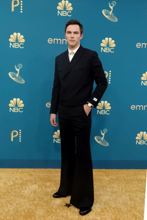 Nicholas Hoult, Los mejores looks de alfombra roja en los premios Emmy 2022 