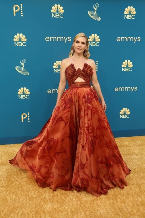 Rhea Seehorn; Los mejores looks de alfombra roja en los premios Emmy 2022 