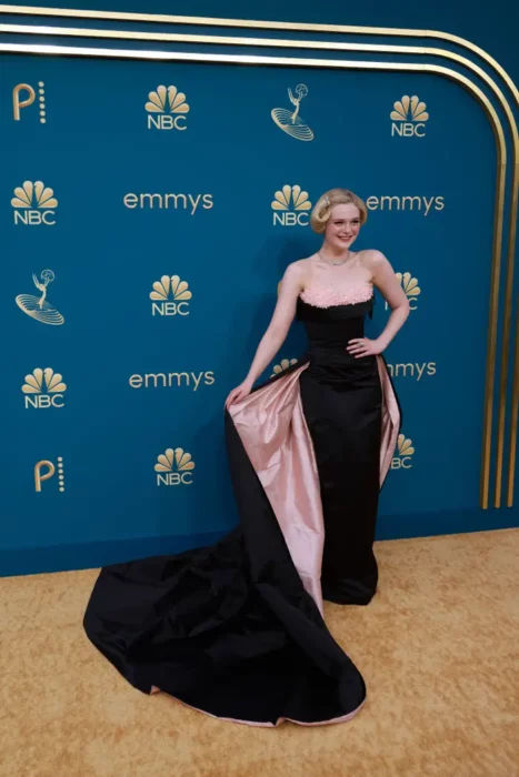 Elle Fanning, Los mejores looks de alfombra roja en los premios Emmy 2022 