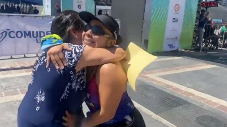 una madre abraza a su hija que corrió un maratón