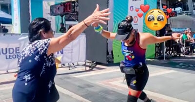 Mamá espera en la meta con brazos abiertos a su hija; llegó en último lugar