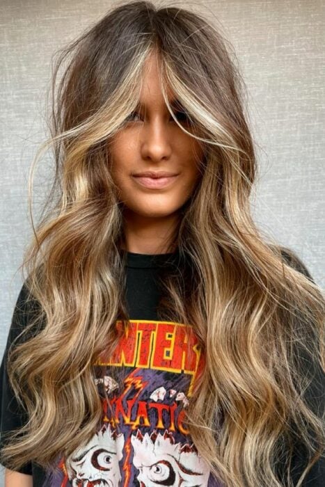 Sunkissed highlights, ideal for hiding gray hair and instantly rejuvenating