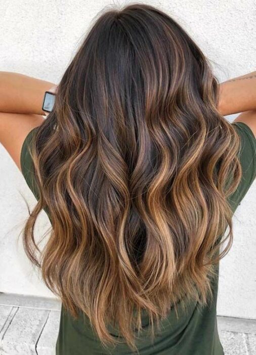 Mechas Sunkissed, ideales para ocultar las canas y rejuvenecer al instante