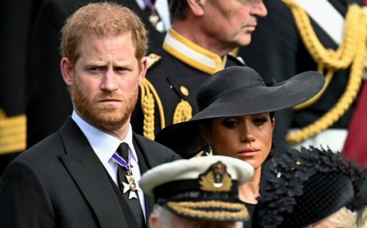 Foto del príncipe Harry junto a su esposa Meghan llorando por la reina Isabel ll 