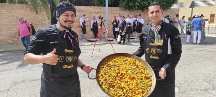 Cocineros mexicanos ganan el premio a la mejor paella del mundo en concurso en Valencia, España 