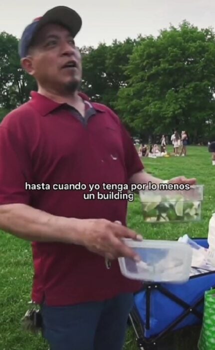 comerciante se hace viral en TikTok por ganar 100 mil pesos vendiendo bebidas en el Central Park, Nueva York 