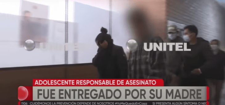 Mamá entrega a su hijo a la policía después de reconocerlo en video