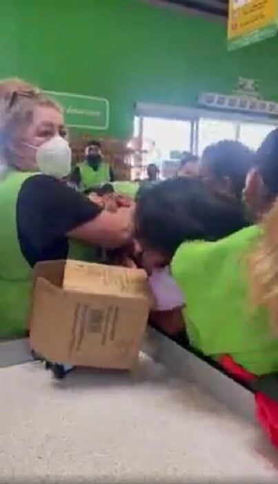 Women fight in a Bodega Aurrera department store in Torreón, Coahuila