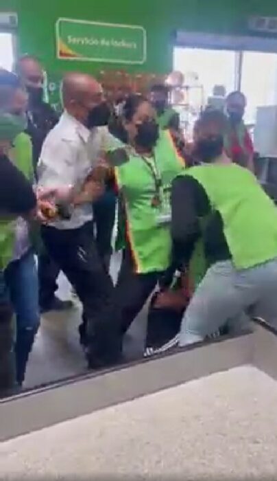 women star in a fight in a department store Bodega Aurrera 