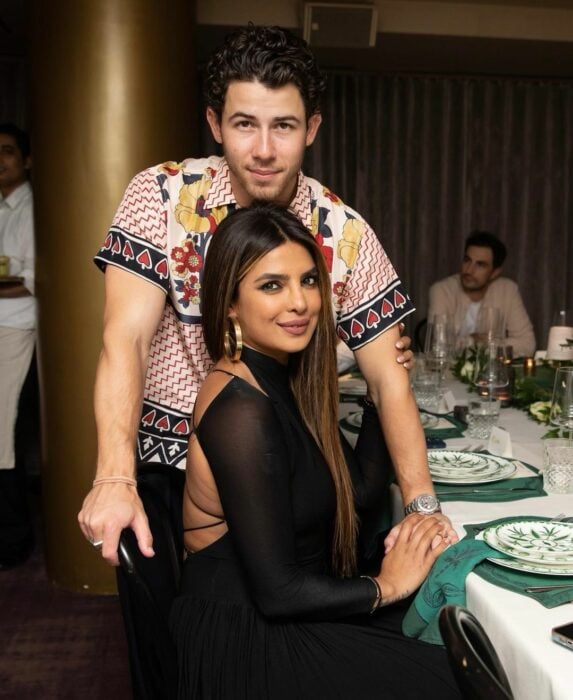 Nick Jonas posando en una foto junto a su esposa Priyanka Chopra