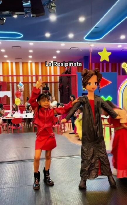 Niña de 7 años se hizo viral por festejar su fiesta con temática de la cantante Rosalía 