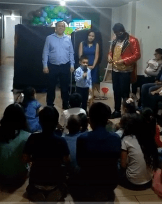 niño dando discurso en su cumpleaños