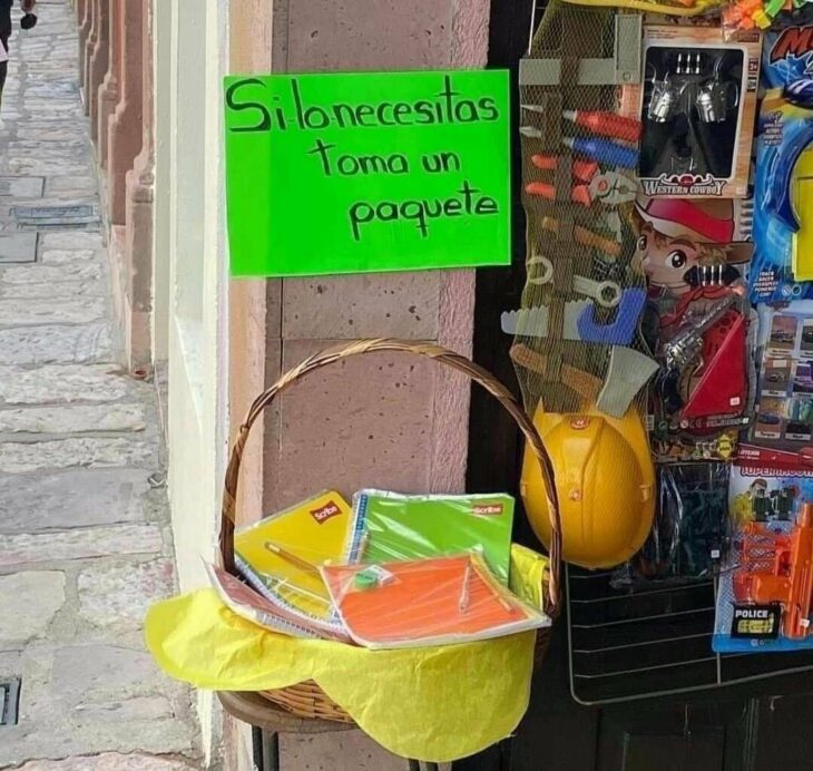 Papeleria en Guanajuato regala kit de útiles escolares para quienes no puedan comprarlos 