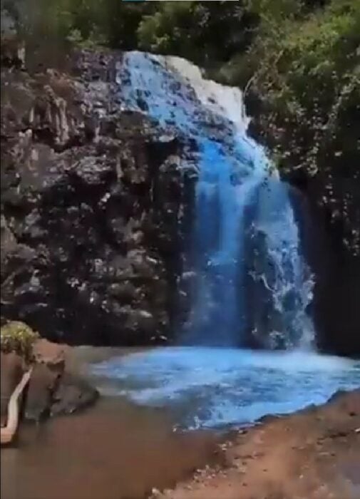 pareja pintó azul el agua de una cascada en uan revelación de sexo en Brasil 
