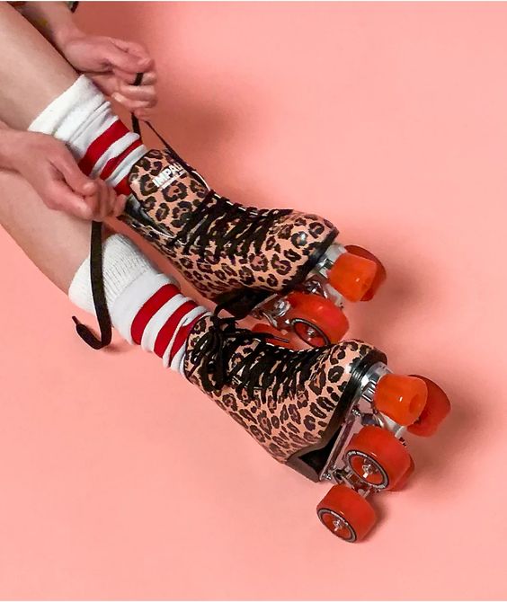 patines animal print; ;Pares de patines para darte una vueltita aesthetic