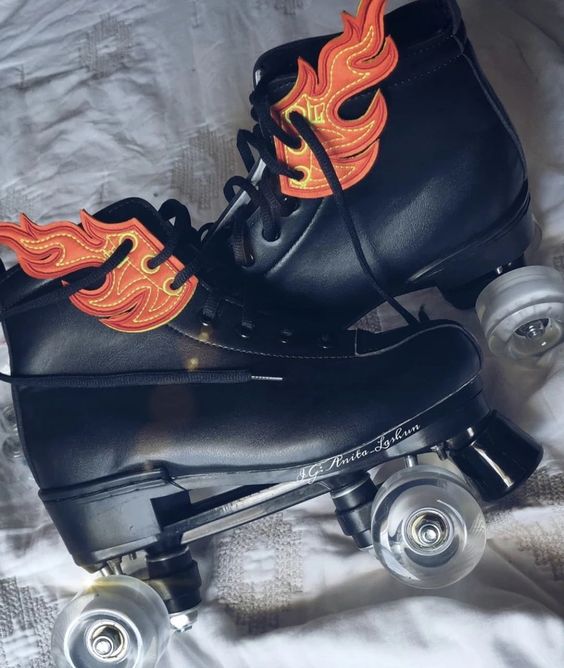 patines con flamas; ;Pares de patines para darte una vueltita aesthetic