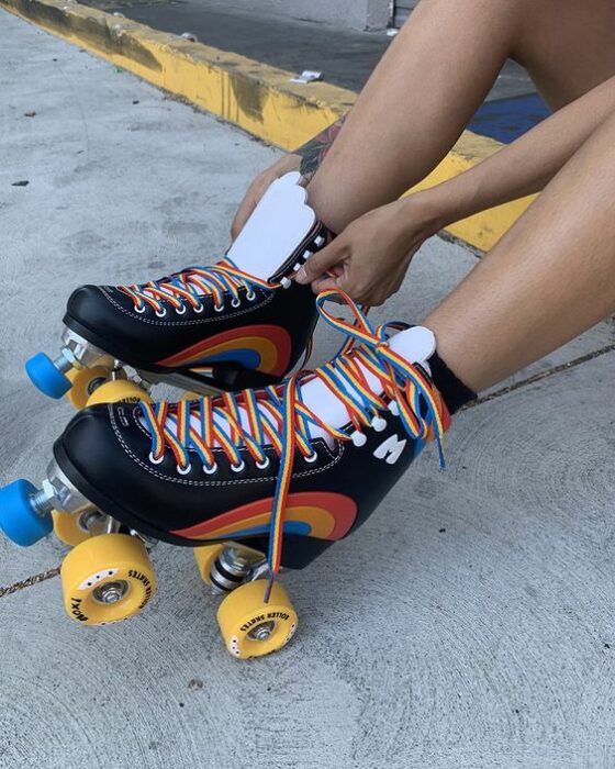 patines arcoíris; ;Pares de patines para darte una vueltita aesthetic