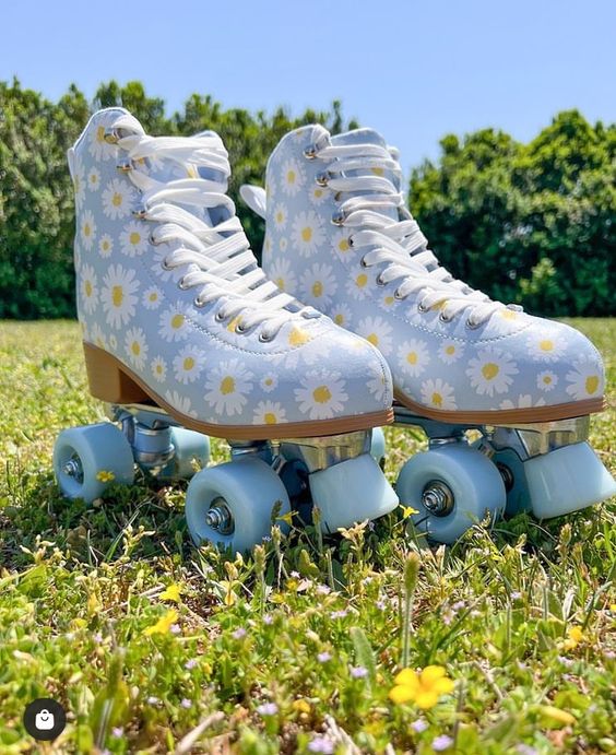 patines con margaritas; ;Pares de patines para darte una vueltita aesthetic