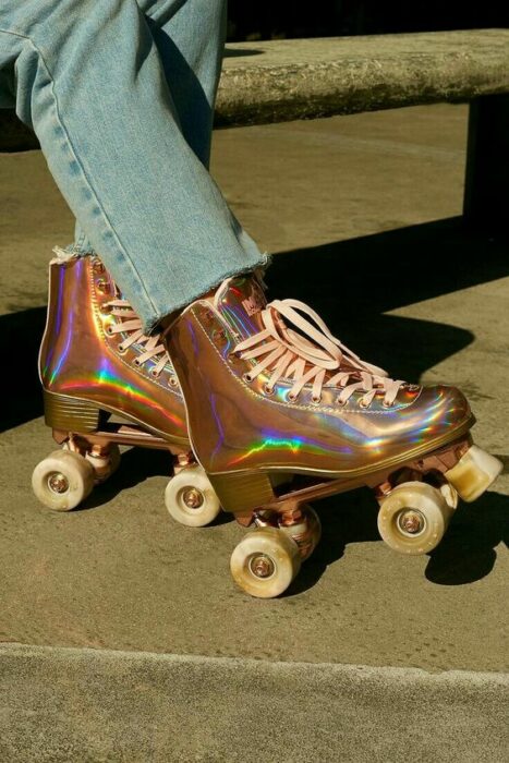 patines holograma; ;Pares de patines para darte una vueltita aesthetic