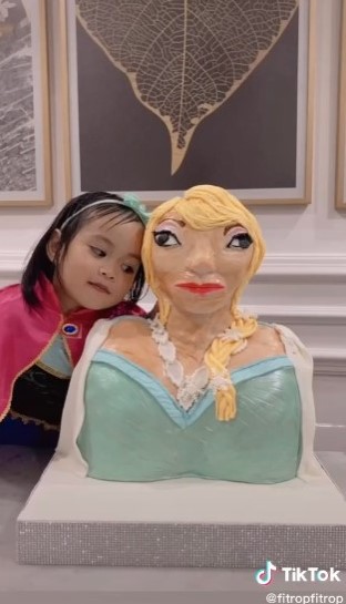 Niña queda sorprendida tras ver su pastel de Elsa