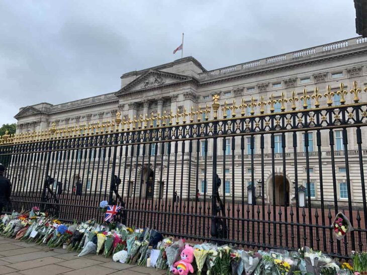 Fotografía que muestra las ofrendas de flores afuera de la residencia real para la reina Isabel ll 