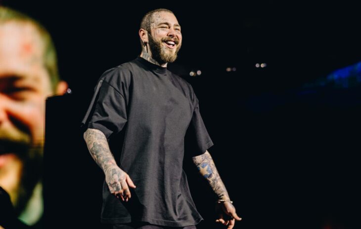 Fotografía del rapero Post Malone en un escenario 