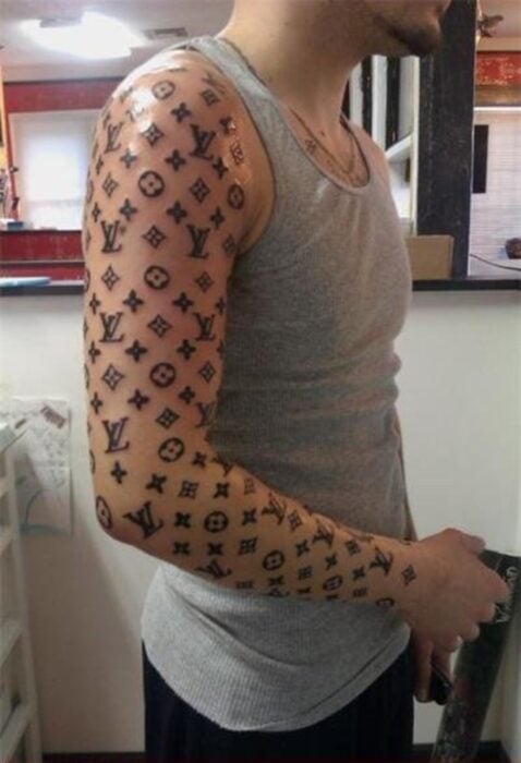 hombre con un brazo tatuado con la marca de Louis Vuitton 