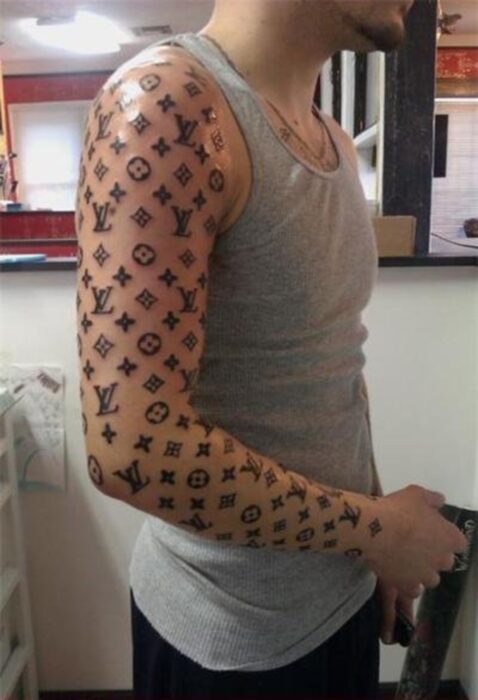 hombre con un brazo tatuado con la marca de Louis Vuitton 