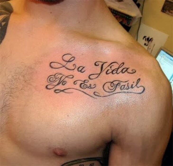 tatuaje en el pecho de un hombre con un tatuaje con falta de ortografía 
